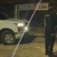 Patrulla de la Policía cerca de una vía donde hallaron a un hombre entre sábanas en Aranjuez, Medellín