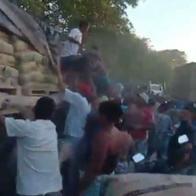 Así fue el saqueo en una vía de Bolívar, en la costa Caribe, luego de que un camión se accidentó
