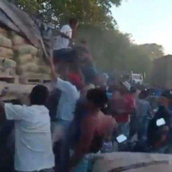Así fue el saqueo en una vía de Bolívar, en la costa Caribe, luego de que un camión se accidentó