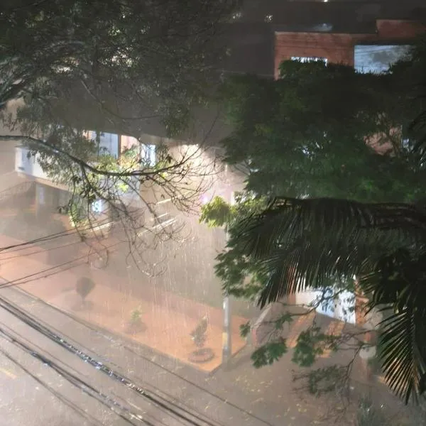 Intensas lluvias en Bogotá y Medellín en la madrugada de hoy jueves 23 de julio