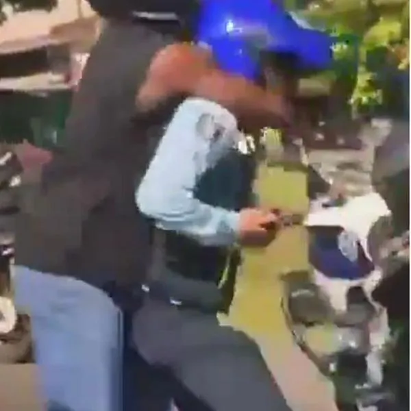Motociclista agredió a agente de tránsito y fue capturado; tenía placa alterada