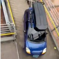 Conductor subió su carro a puente peatonal en Bogotá: video se hizo viral