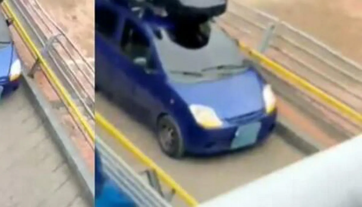 ¿A quién se le ocurre? Captan carro sobre un puente peatonal en Bogotá