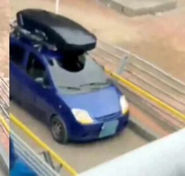 ¿A quién se le ocurre? Captan carro sobre un puente peatonal en Bogotá