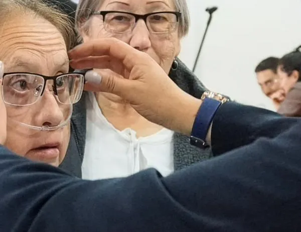 Personas mayores del Centro Día María Goretti reciben gafas para fortalecer su calidad de vida 