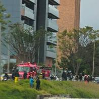 Bomberos en la calle 127 de Bogotá, luego de que hallaron a un hombre muerto en el canal Callejas