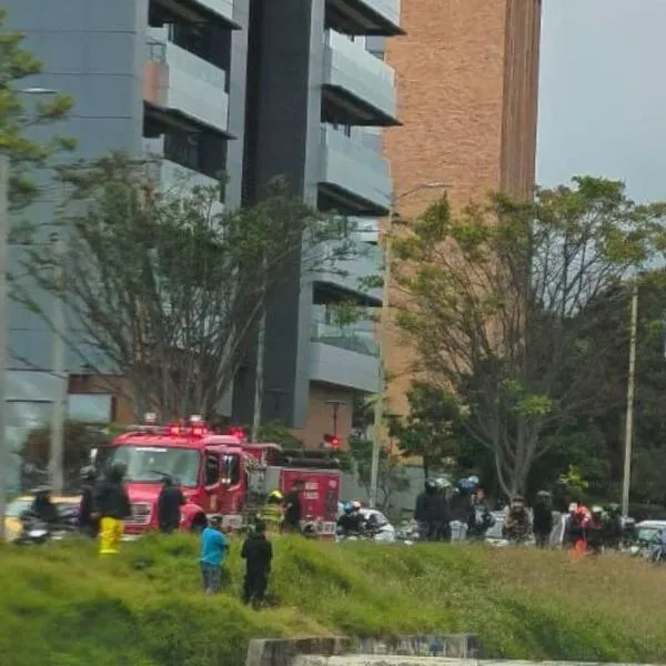 Bomberos en la calle 127 de Bogotá, luego de que hallaron a un hombre muerto en el canal Callejas