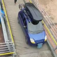 Alcalde Galán habla de carro que subieron a puente peatonal en Bogotá