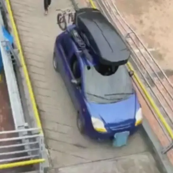 Alcalde Galán habla de carro que subieron a puente peatonal en Bogotá