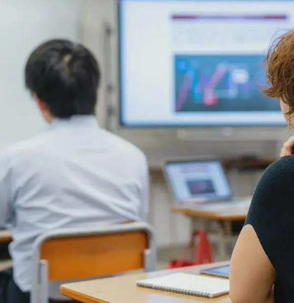 Alcaldía de Bogotá abre 90 mil cupos para cursos gratis de IA con Amazon, IBM y Oracle