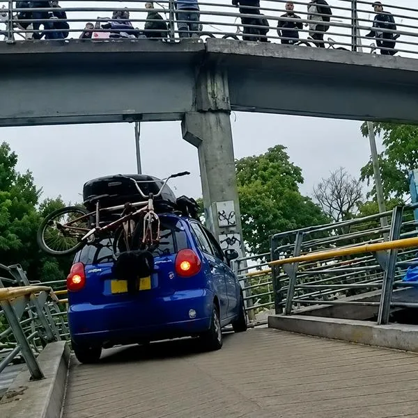 Quién es el dueño del Spark que quiso cruzar puente peatonal con el carro