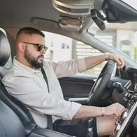 Por qué es peligroso dejar la radio encendida sin señal al conducir en carretera