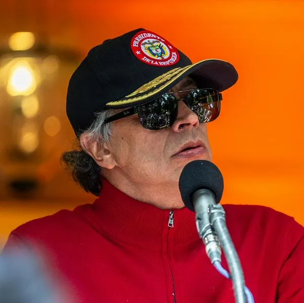 Contrato del Gobierno de Petro 24 horas antes de posesión De la Espriella