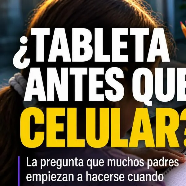 Estudiante realiza una actividad escolar utilizando una tableta mientras consulta una plataforma educativa en un escritorio con cuadernos y útiles escolares.