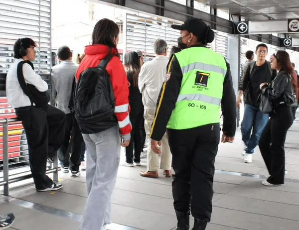 ¿Quiere reportar emergencias o hechos que afecten la convivencia en un bus o estación de TransMilenio? Le contamos cómo hacerlo 