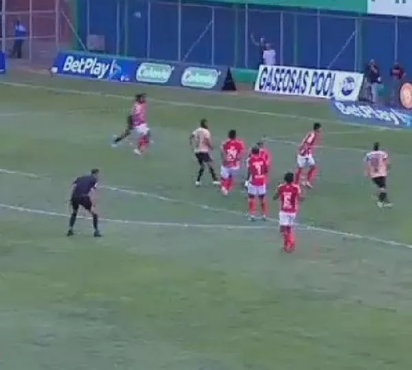 Vea la polémica jugada de gol que le anularon a Águilas Doradas vs. Santa Fe; se revisó en el VAR