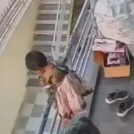 India: video muestra momento en que niña de 4 años cae de segundo piso