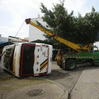 Un bus intermunicipal se volcó en la vía Tunja - Bogotá a la altura de Suesca, dejando cerca de 20 heridos y cierres temporales en la doble calzada. 