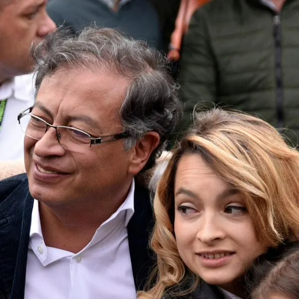 Andrea Petro anunció el lanzamiento de su autobiografía en dos tomos, revelando detalles inéditos sobre la fractura familiar por el poder. 