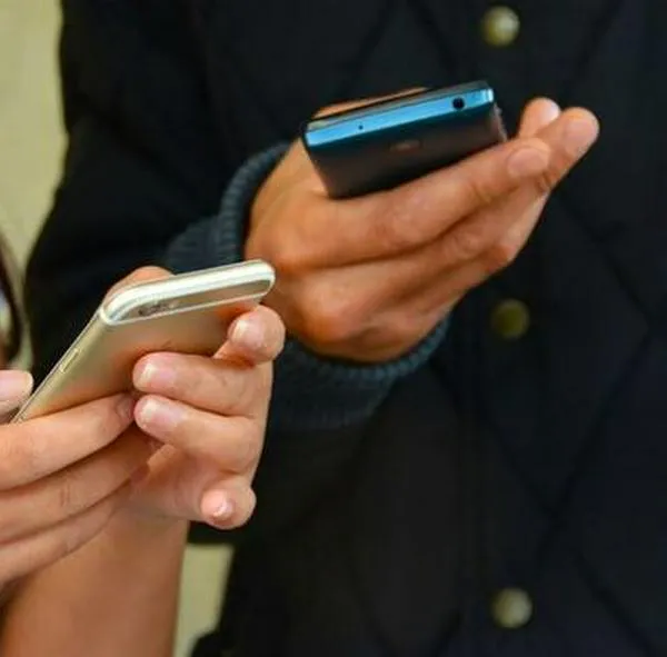 Bogotá alista restricciones al uso de celulares en los colegios
