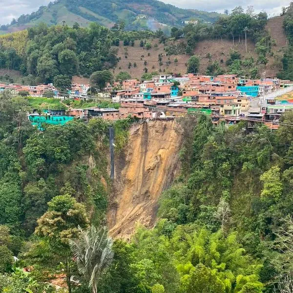 Emergencia Cajamarca: cierre de La Línea impacto económico en Colombia