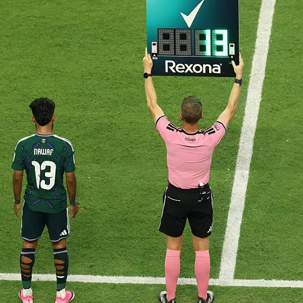 Regla pérdida de tiempo fútbol inglés: sanciona a arqueros lesionados