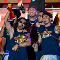 Jugadores de España celebrando la obtención del Mundial 2026. Marc Cucurella, quien sostiene la copa, se tatuó la cara de su DT, Luis de la Fuente