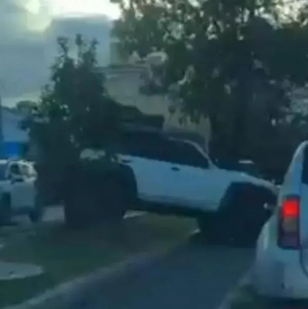 La Secretaría de Movilidad identificó al dueño de la camioneta Toyota que invadió el separador en Suba. Podrían suspenderle la licencia. 