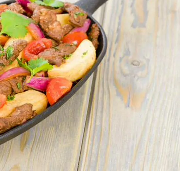 Lomo saltado con papas fritas jugoso y lleno de sabor