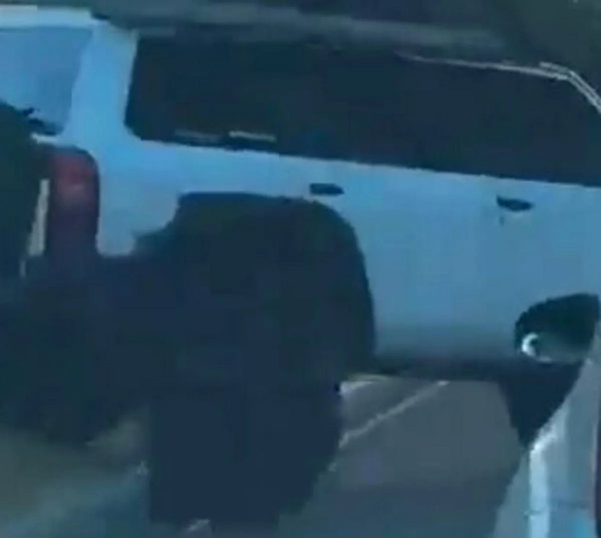 Identifican y llaman a comparecer a conductor que cruzó un separador para evitar un trancón