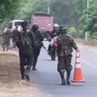 Disidencias de las Farc pasean por Cauca: los grabaron instalando retén ilegal