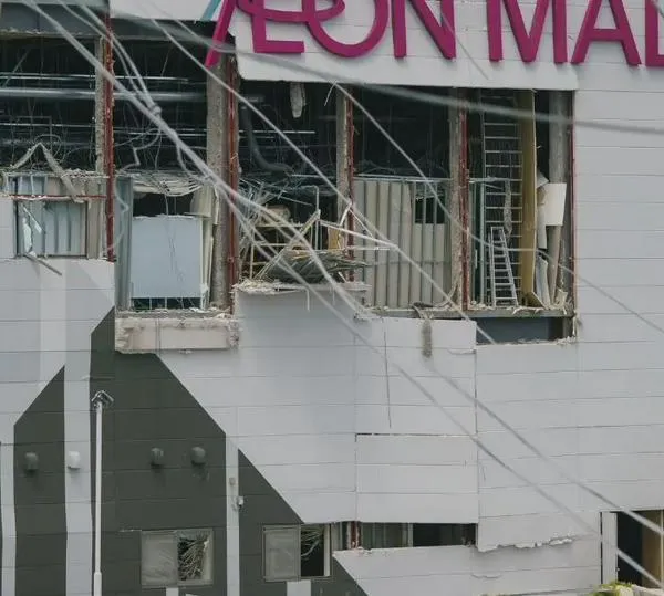 Con una reverencia: presidente del centro comercial que explotó tras terremoto en Japón se disculpó