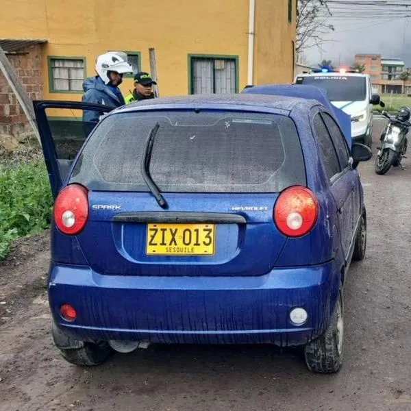 Inmovilizan Chevrolet que intentó pasar puente peatonal e identifican conductor