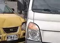Fuerte accidente entre un taxi y una camioneta dejó dos heridos en Ibagué