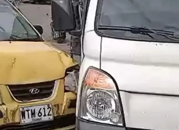Fuerte accidente entre un taxi y una camioneta dejó dos heridos en Ibagué