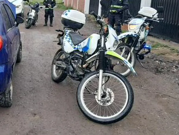 Inmovilizan en Cajicá vehículo que intentaron cruzar por puente peatonal en Bogotá