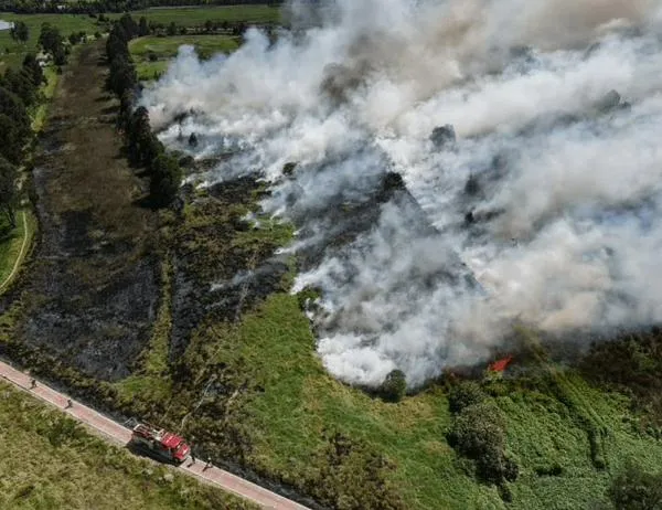 Secretaría Distrital de Ambiente y organismos de atención de emergencias atienden incendio en el humedal Jaboque 