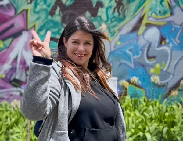 Tatiana Gómez transforma muros en mensajes de paz y esperanza para la ruralidad de Ciudad Bolívar 