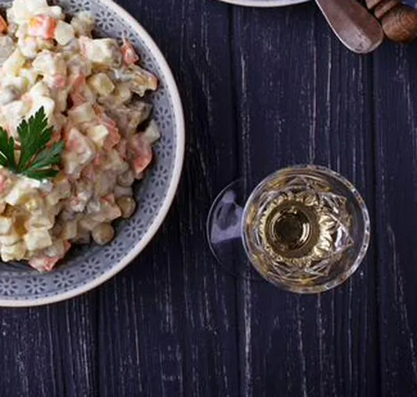 Ensalada fría con manzana y papa cremosa para el almuerzo