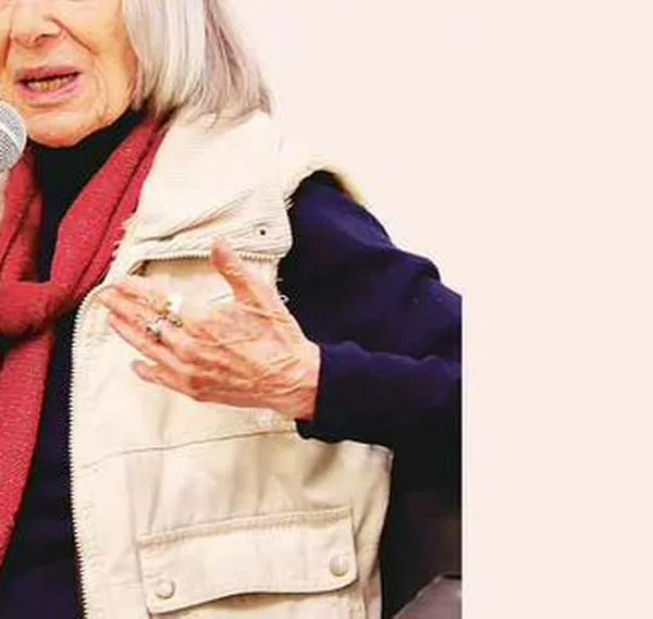 Una campaña recolecta cartas para Albalucía Ángel por sus 90 años: así se puede participar