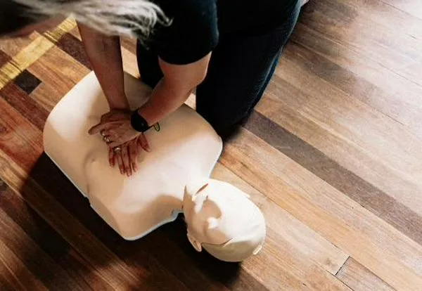 Conocer primeros auxilios puede marcar la diferencia mientras llega la ayuda médica