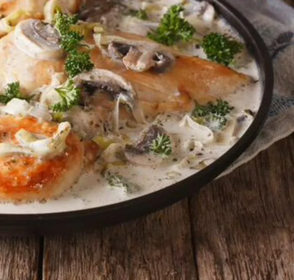 Pollo con champiñones estilo restaurante en casa