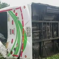 Bus escolar con 24 estudiantes se volcó, en Antioquia; casi se va por un abismo