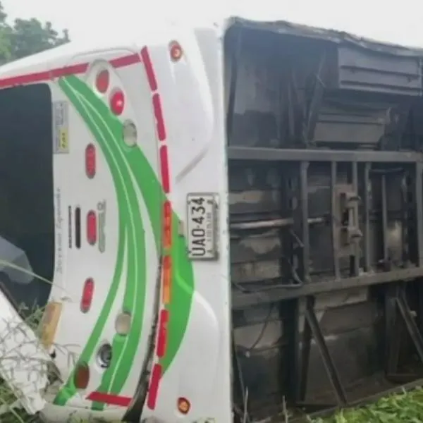 Bus escolar con 24 estudiantes se volcó, en Antioquia; casi se va por un abismo