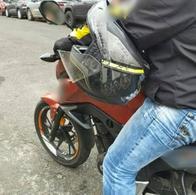 Mujer embarazada se lanzó de una moto en movimiento: se asustó