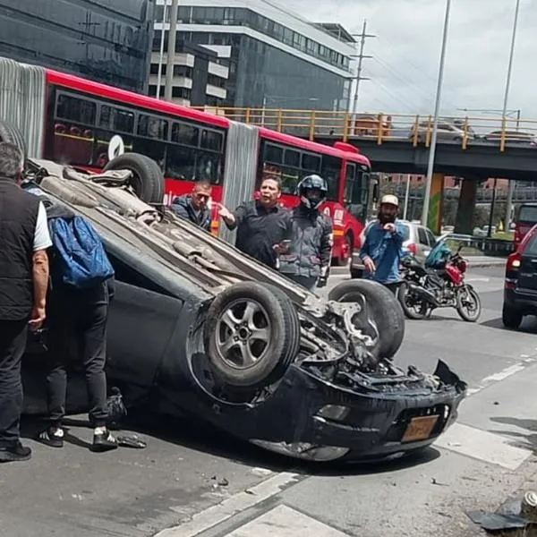 Carro se volcó en Bogotá y conductora quedó atrapada; no habría visto separador