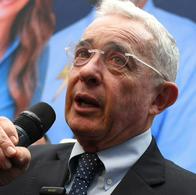 Álvaro Uribe detalló su postura frente al gobierno de Abelardo De la Espriella, el partido Defensores de la Patria y dudas sobre asistencia a la posesión. 