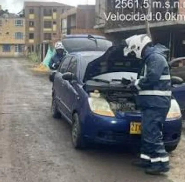 El famoso Chevrolet Spark azul que intentó subir un puente peatonal en Bogotá salió de los patios en Cajicá, generando indignación y críticas por vacíos. 