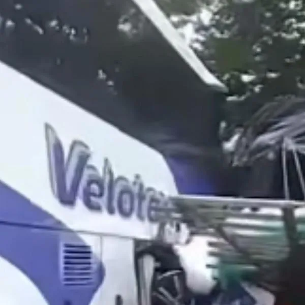 Bus de Velotax chocó contra un camión en vía La Dorada–Honda