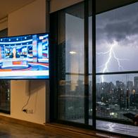 ¿Se debe desconectar el televisor cuando hay tormenta eléctrica? LG, Sony y más